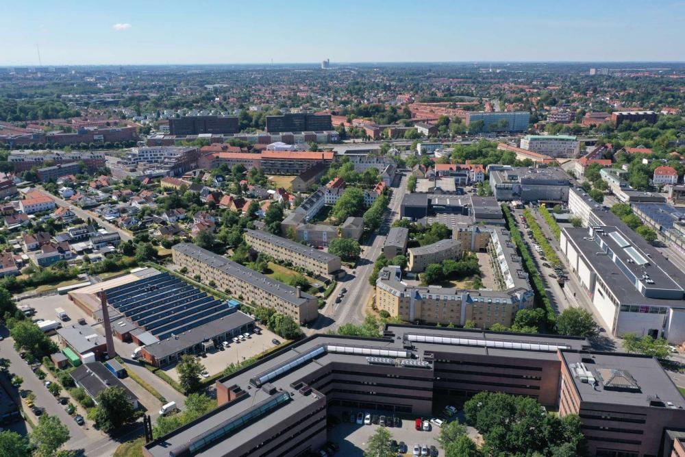 Dronefoto af Kgs. Lyngby - med rådhuset til højre i billedet