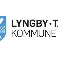 Lyngby-Taarbæk Kommunes logo bestående, fra venstre mod højre, af byvåben fra Kongens Lyngby, byvåben fra Taarbæk og til sidst navnetrækket