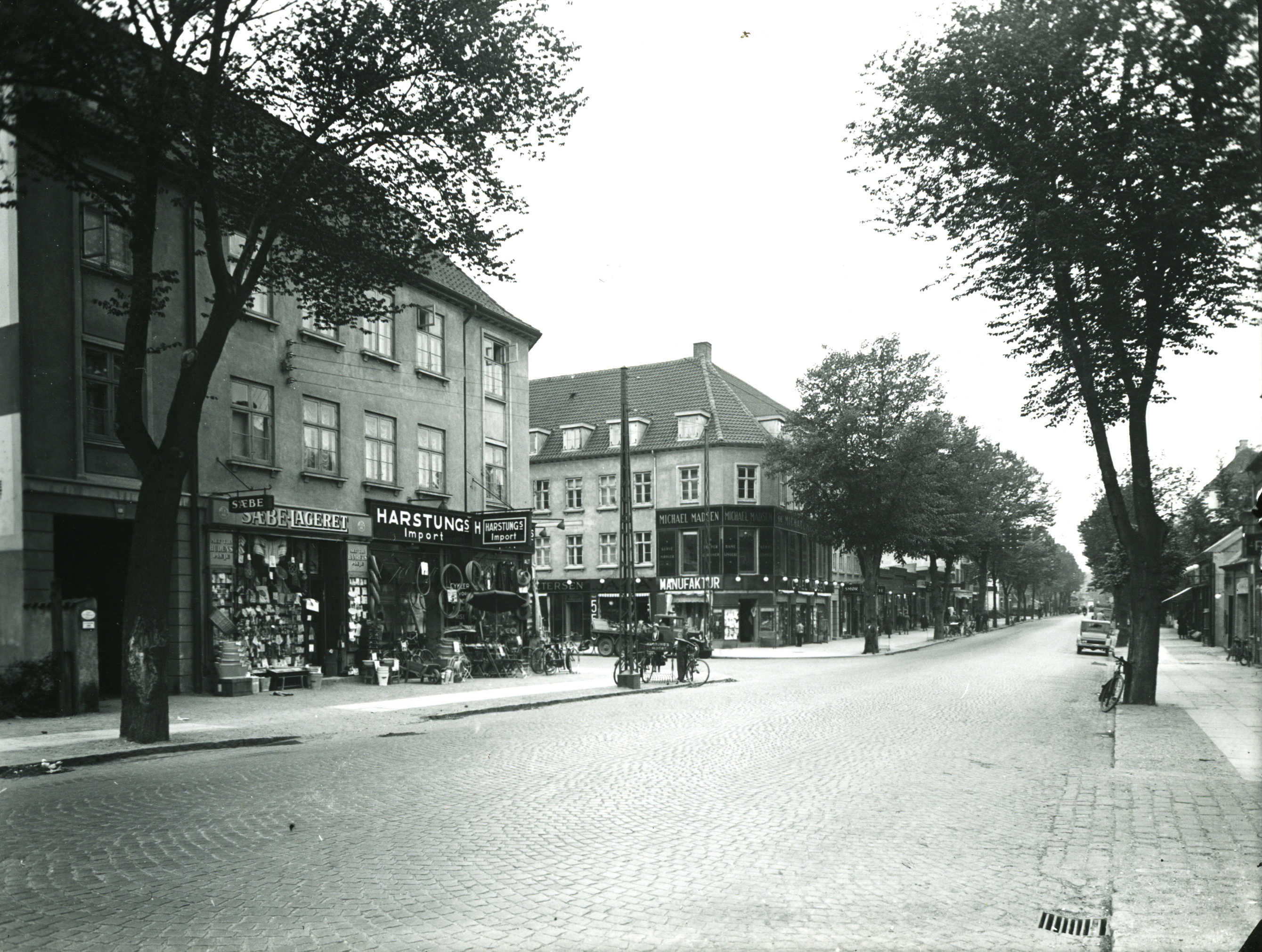 Lyngby Hovedgade 68, 1930 - Isenkræmmer ved Torvet