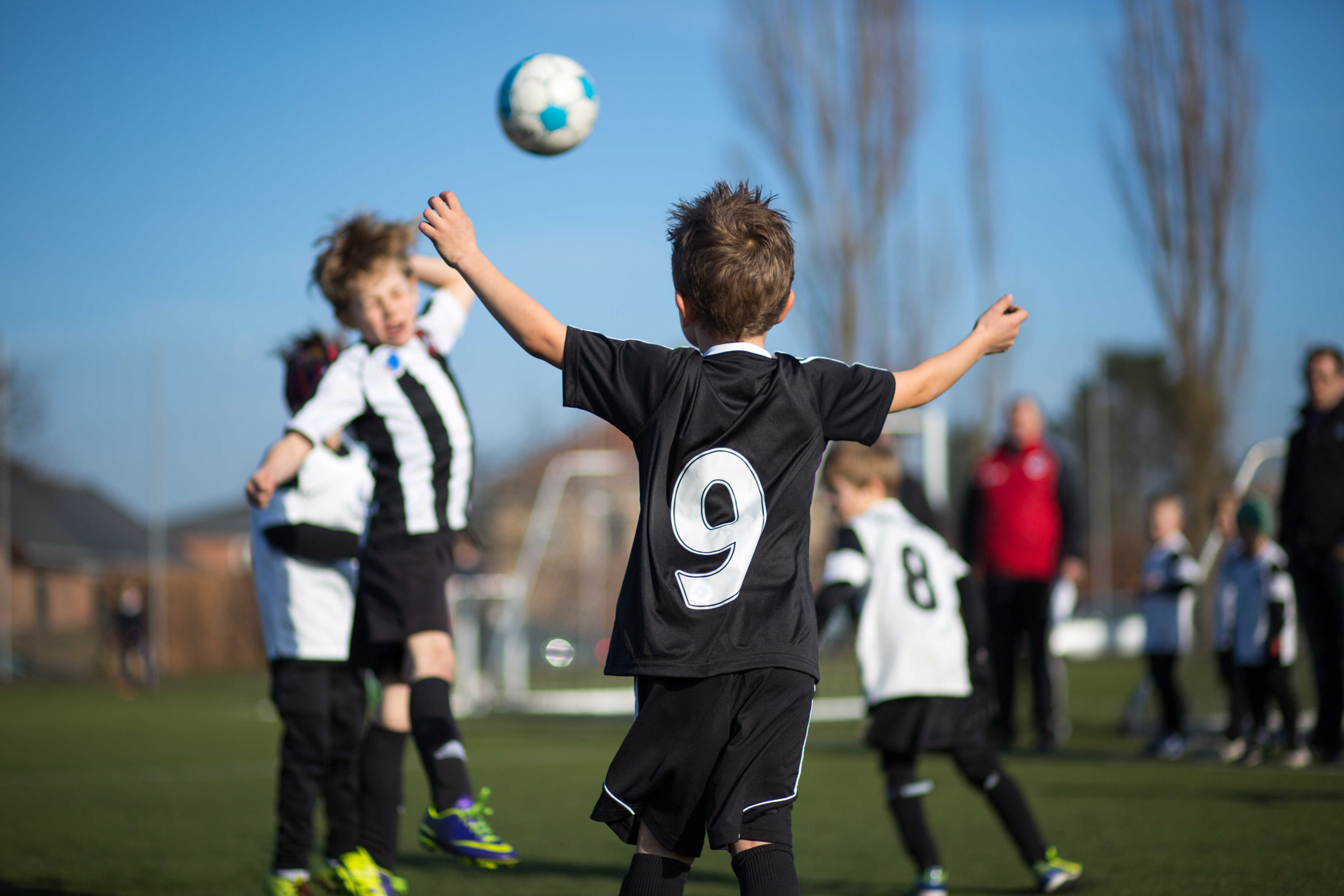 Drenge der spiller fodbold