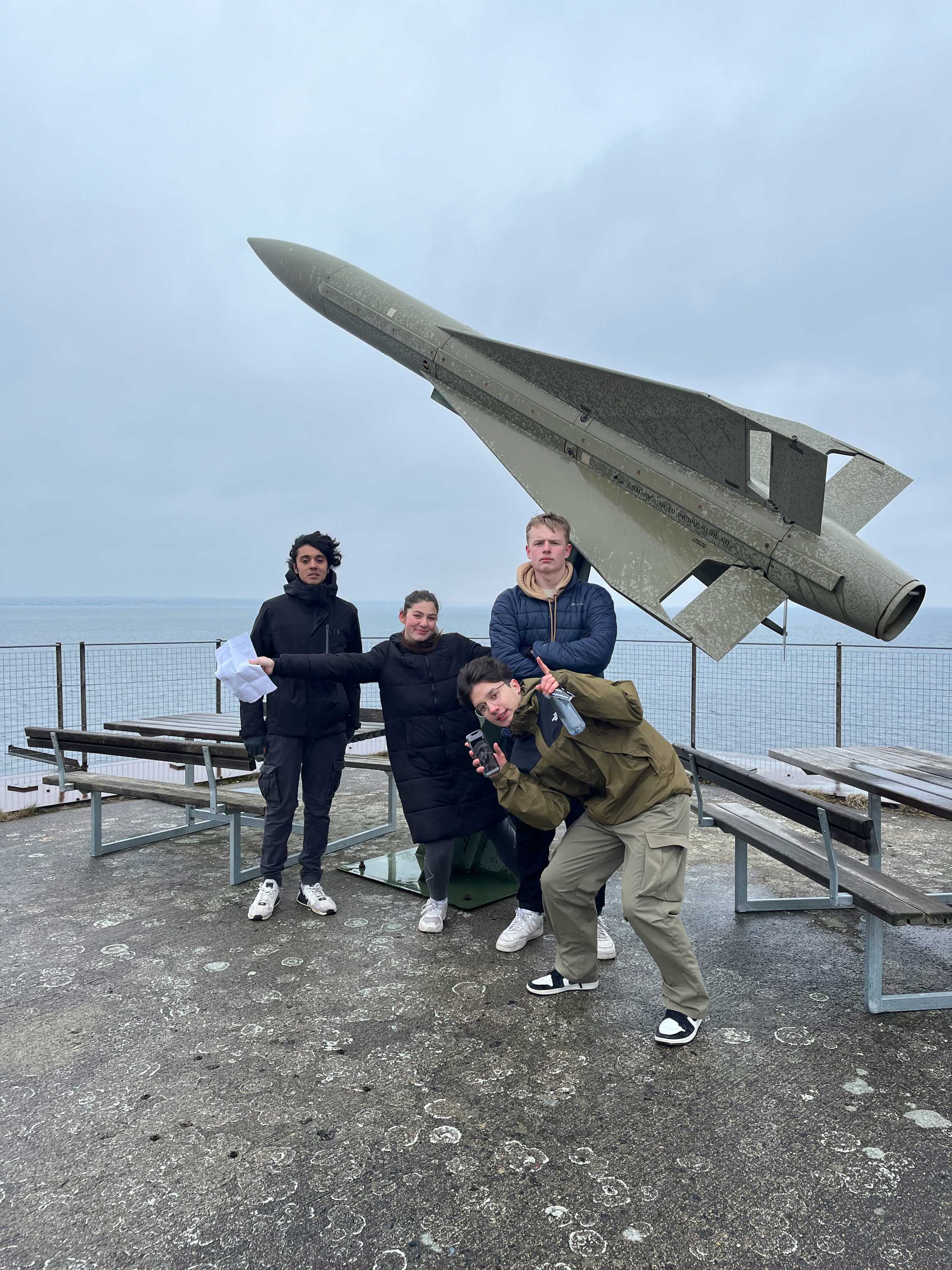 Elever foran et HAWK missil på Flakfortet