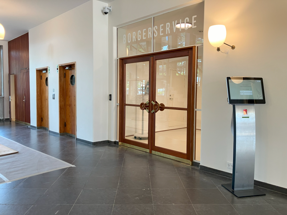 Indgangen til Borgerservice i foyeren på Lyngby Rådhus