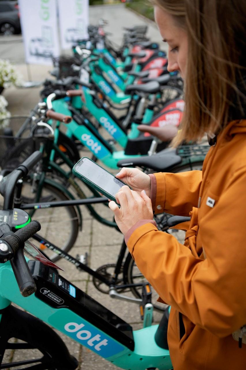 Hent delecykel-app'en og lej en cykel. På app'en finder du let en delecykel-parkering  i nærheden.