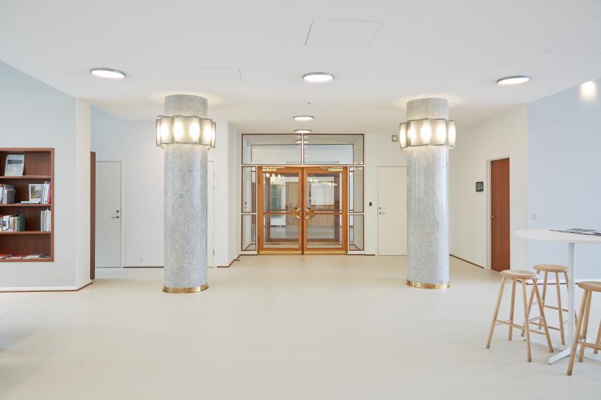 Indgangsparti i stueetagen på Lyngby Rådhus efter renoveringen i 2024