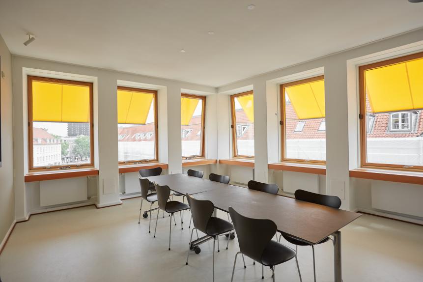 Mødelokale på Lyngby Rådhus efter renoveringen i 2024